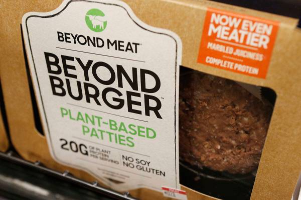 En una foto de archivo del 27 de junio de 2019, una hamburguesa sin carne llamada Beyond Burger ...