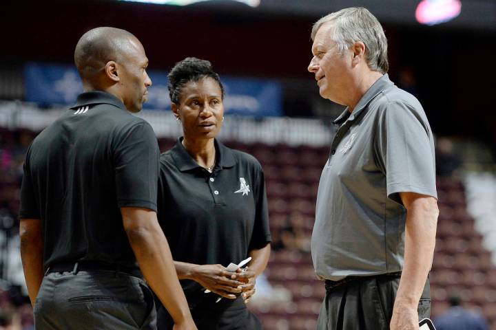 En esta foto de archivo del 4 de mayo de 2016, el entrenador de las San Antonio Stars, Dan Hugh ...