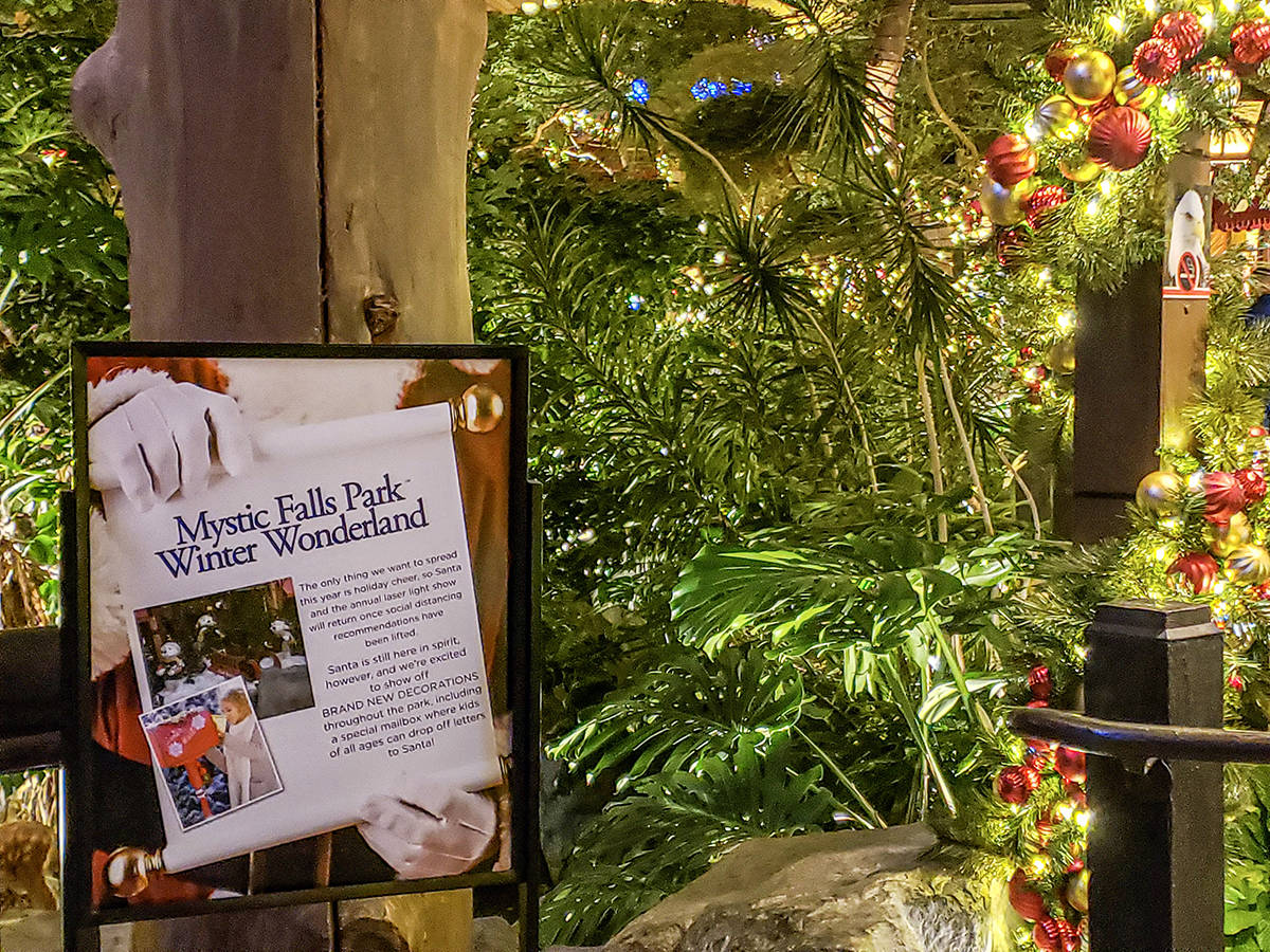 La temporada decembrina será alegre y brillante con Mystic Falls Park® que ofrece una decorac ...