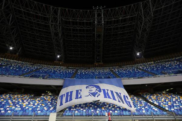 Una pancarta gigante en honor a Diego Maradona se exhibe en las gradas antes del partido de fú ...