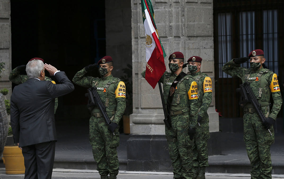 El presidente mexicano, Andrés Manuel López Obrador, saluda a la bandera durante la conmemora ...