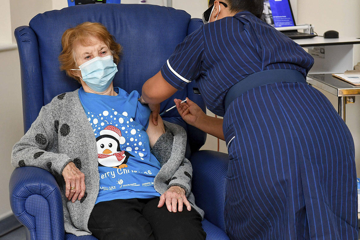 Margaret Keenan, de 90 años, es la primera paciente en Reino Unido en recibir la vacuna de Pfi ...