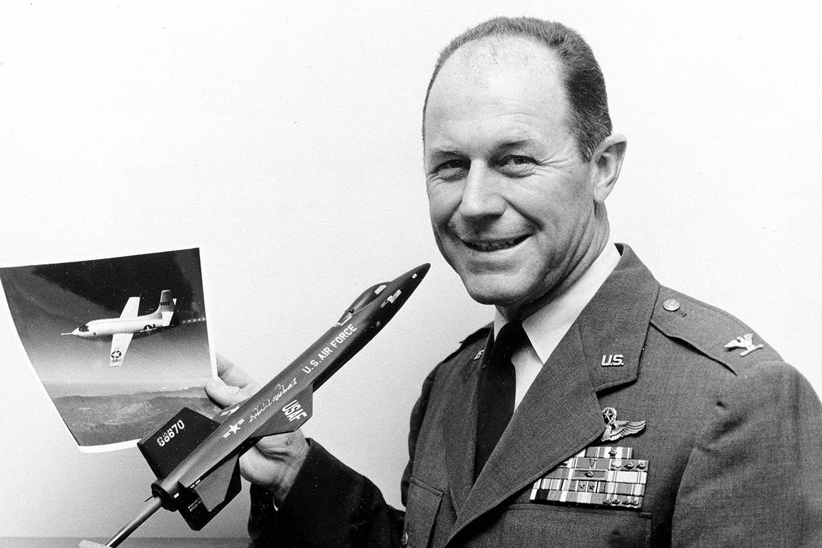 En esta foto proporcionada por U.S. Air Force, el coronel Charles Yeager sostiene un X-1 en el ...