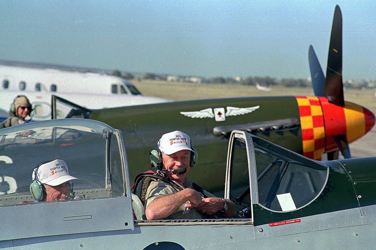Chuck Yeager, a la derecha, se aferra a la cabina de un antiguo avión P-51 Mustang para prepar ...