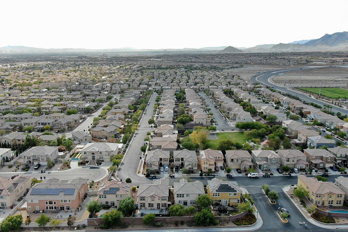 Una vista aérea de las urbanizaciones cerca de FIron Mountain Road y North Skye Canyon Park Dr ...