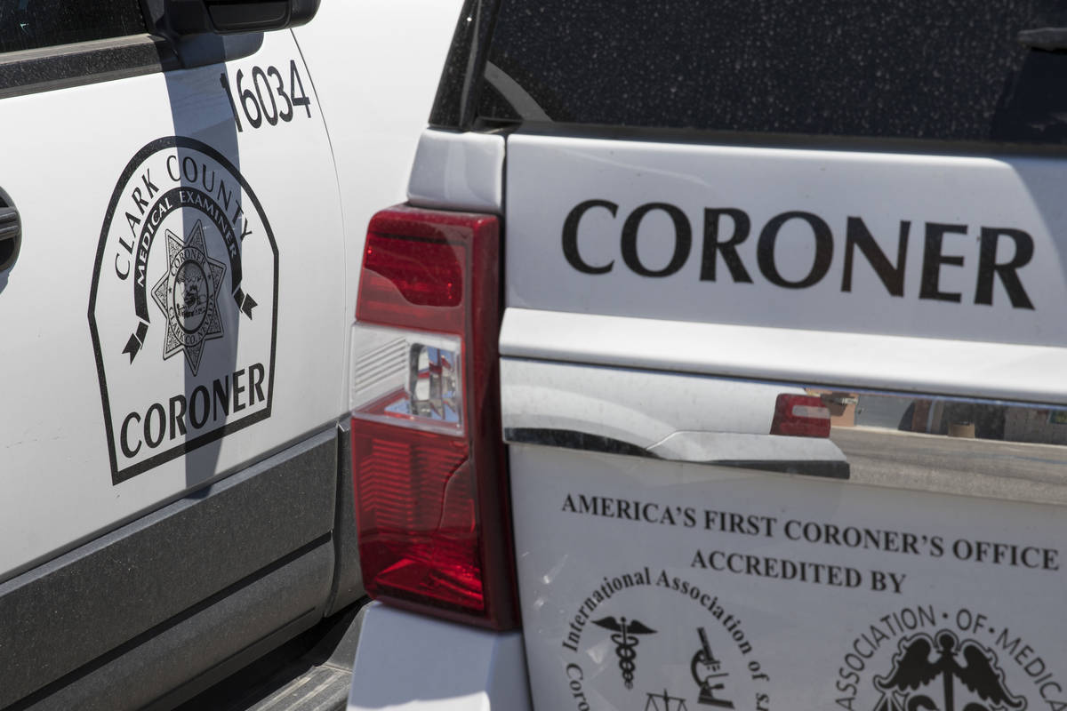 Vehículos de forenses del Condado Clark estacionados en su sede ubicada en 1704 Pinto Lane en ...