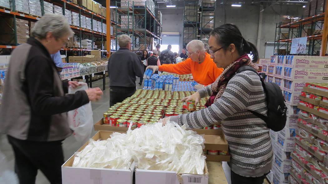 En esta foto de archivo, voluntarios de Three Square ayudan a que se pueda alimentar a personas ...