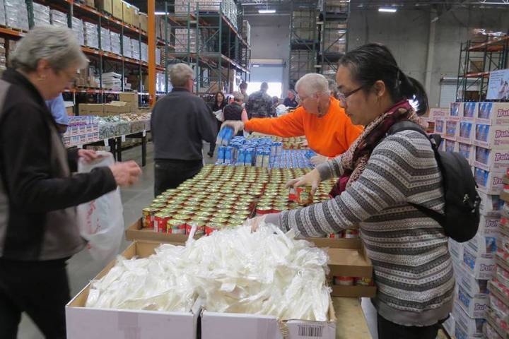 En esta foto de archivo, voluntarios de Three Square ayudan a que se pueda alimentar a personas ...