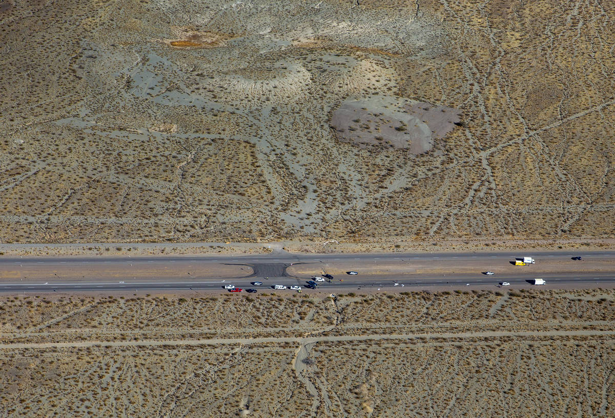 La Patrulla de Carreteras de Nevada trabaja en la escena de un accidente fatal que involucró a ...