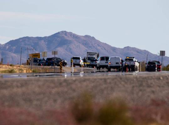 La Patrulla de Carreteras de Nevada trabaja en la escena de un accidente fatal que involucró a ...