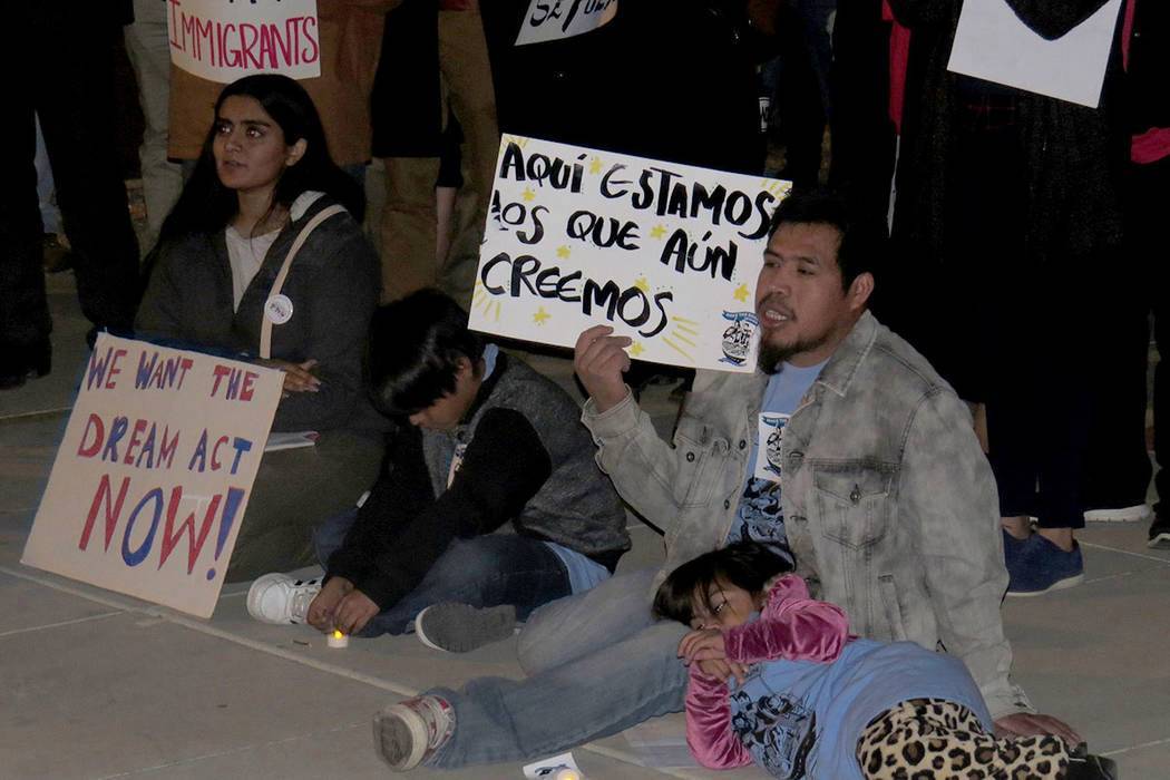 En esta foto de archivo, personas se manifestan a favor de DACA y del TPS. Miércoles 6 de dici ...
