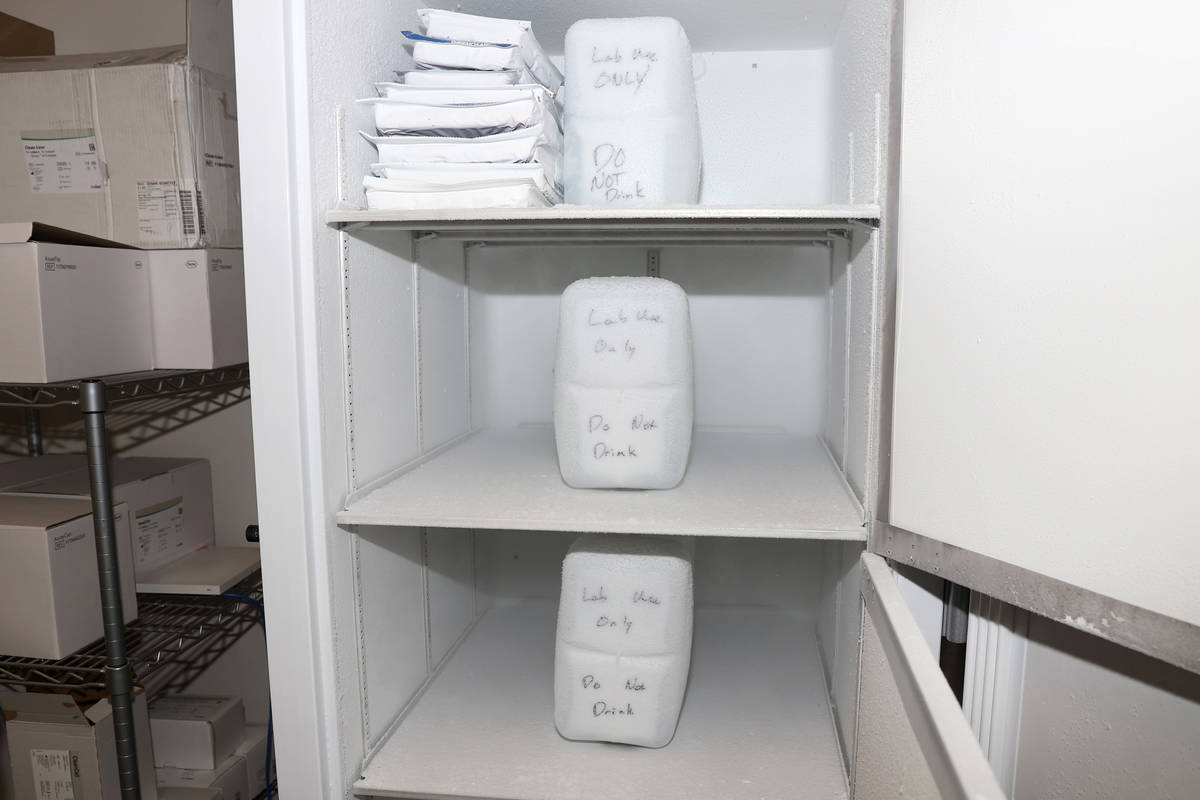 Un congelador de medicamentos de la UNLV que se usará para almacenar vacunas contra COVID-19 e ...