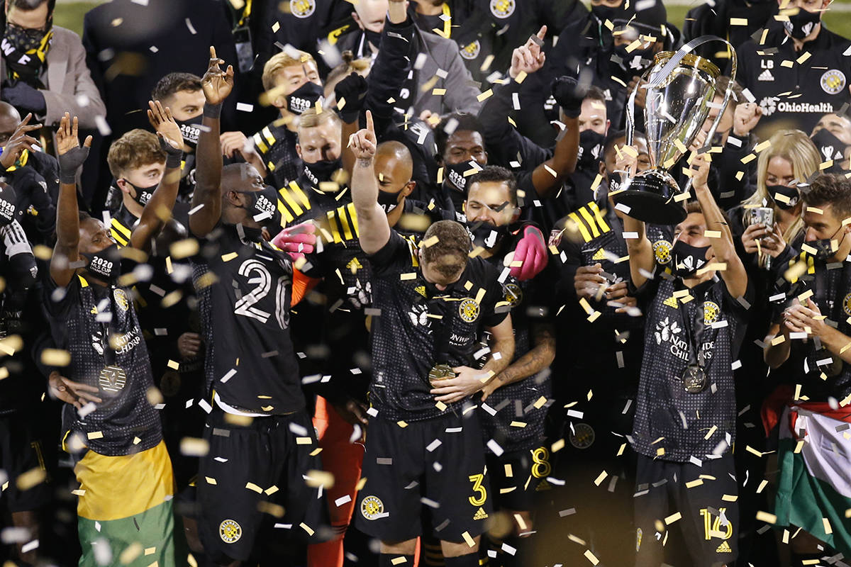 Los jugadores de Columbus Crew levantan el trofeo luego de derrotar a los Seattle Sounders 3-0 ...