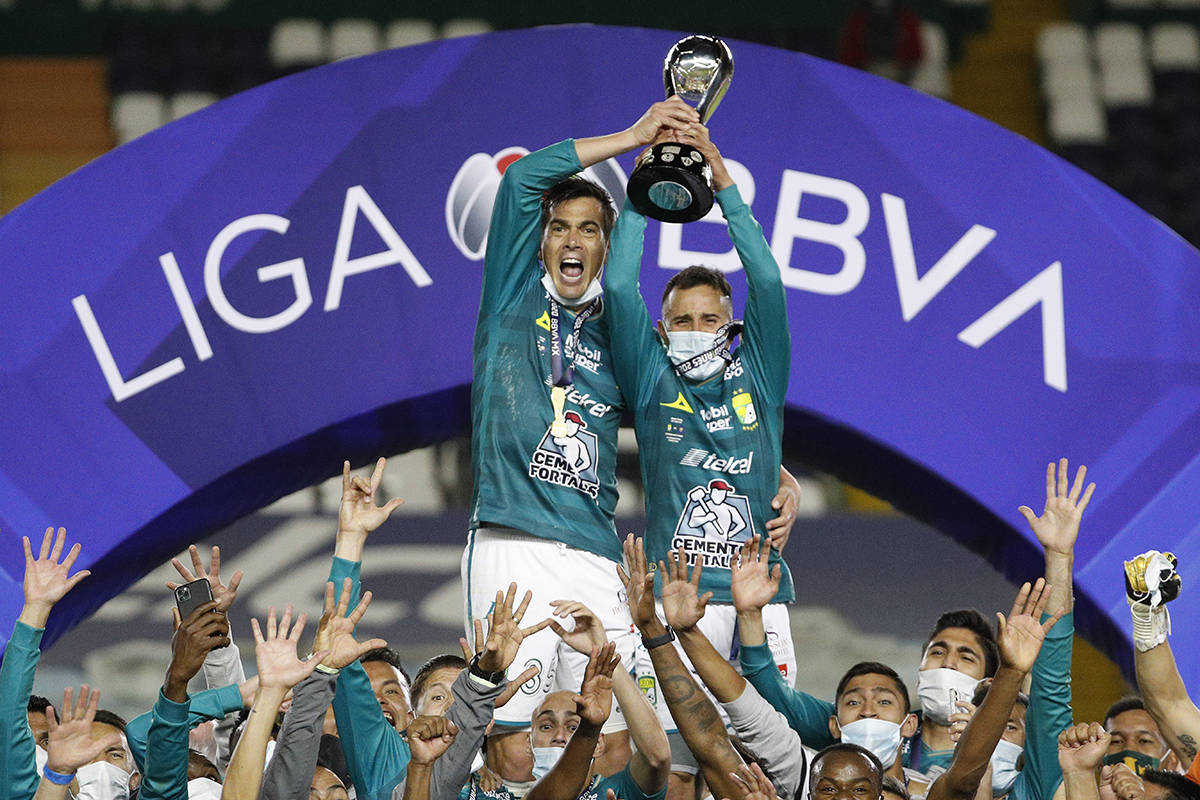 Los jugadores de León celebran con el trofeo después de derrotar 2-0 a Pumas durante el parti ...