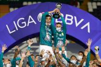 Los jugadores de León celebran con el trofeo después de derrotar 2-0 a Pumas durante el parti ...