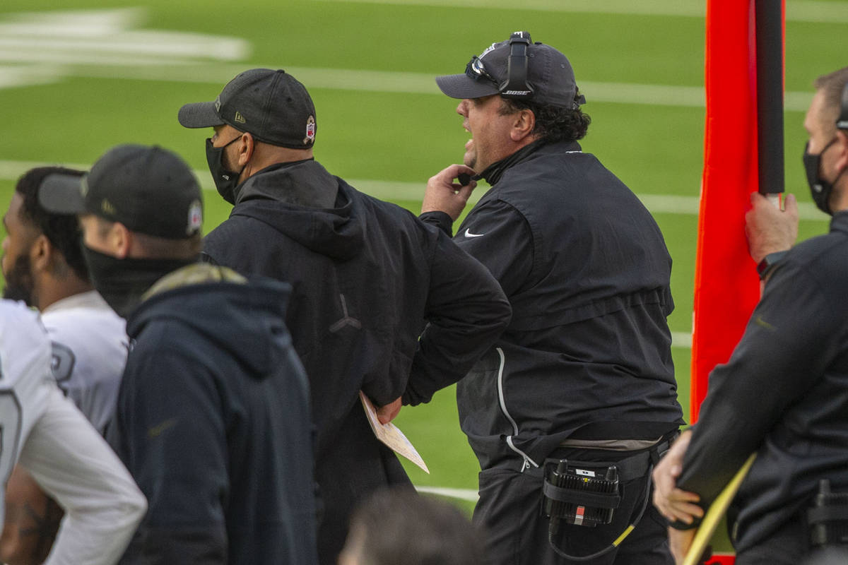 El coordinador defensivo de los Raiders de Las Vegas, Paul Guenther, da órdenes desde la líne ...