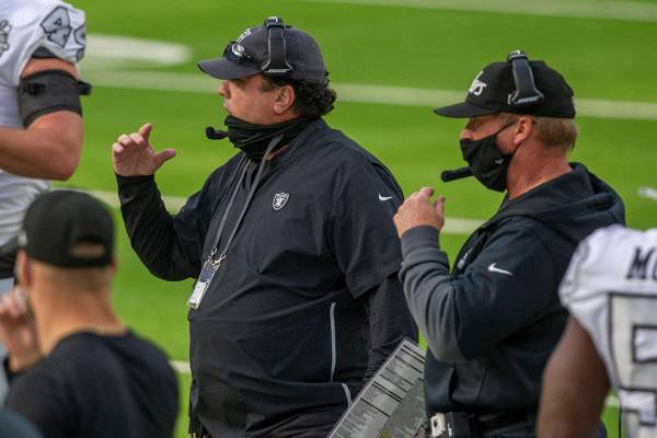 El coordinador defensivo de los Raiders de Las Vegas, Paul Guenther, da órdenes desde la líne ...
