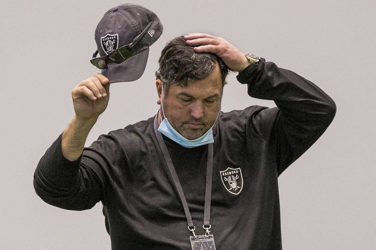 El coordinador defensivo de los Raiders de Las Vegas, Paul Guenther, se toma un momento para an ...