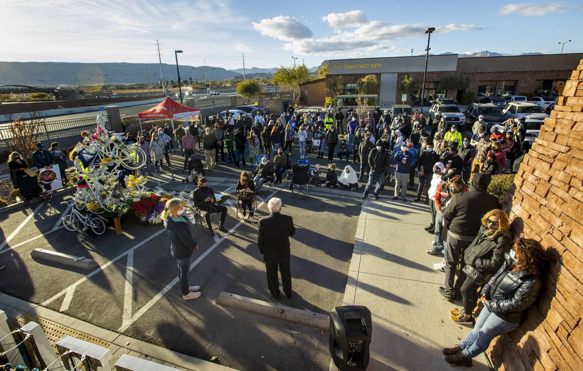 Asistentes rezan durante una vigilia en honor a las vidas de cinco ciclistas de Las Vegas que f ...