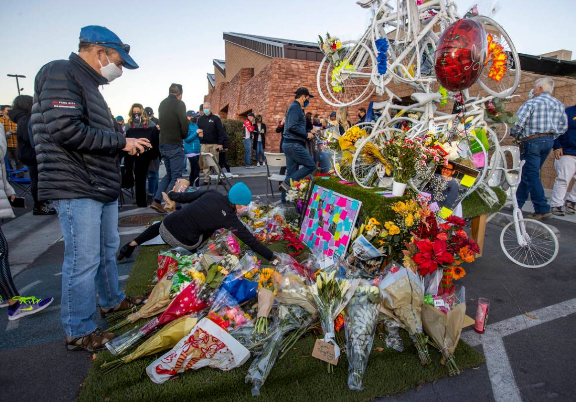 Más flores en el memorial durante una vigilia en honor a las vidas de cinco ciclistas de Las V ...
