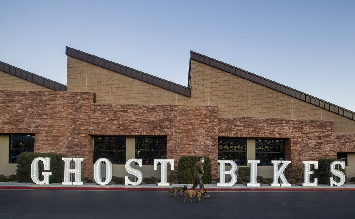 Un hombre pasa por un letrero de Ghost Bikes durante una vigilia en honor a las vidas de cinco ...