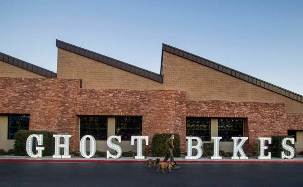 Un hombre pasa por un letrero de Ghost Bikes durante una vigilia en honor a las vidas de cinco ...