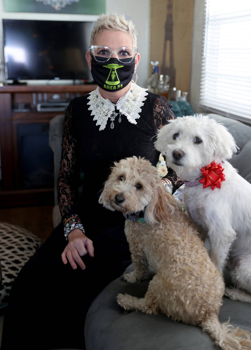 Susan Marsian-Bolduc, con sus perros Elizabeth, derecha, y Dexter, en su casa de Las Vegas el j ...