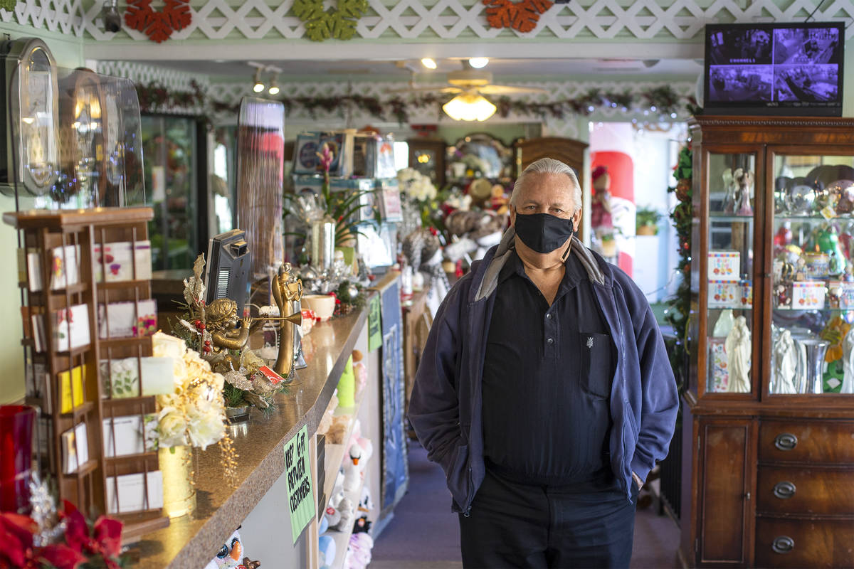 Jon DiBella posa para un retrato en su tienda, DiBella Flowers & Gifts el lunes, 14 de diciembr ...