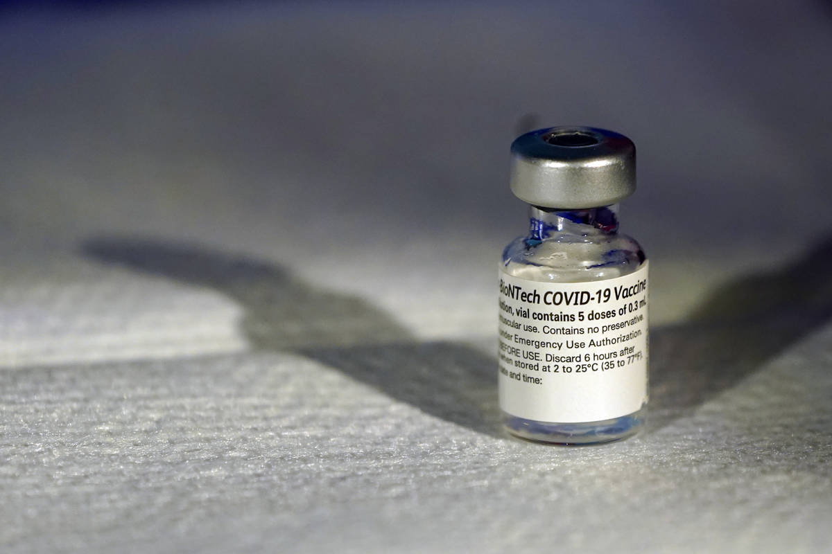 Un vial de la vacuna contra COVID-19 de Pfizer que recibió autorización de uso de emergencia ...