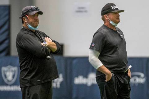 El entrenador principal de los Raiders de Las Vegas, Jon Gruden, a la derecha, junto al ex coor ...