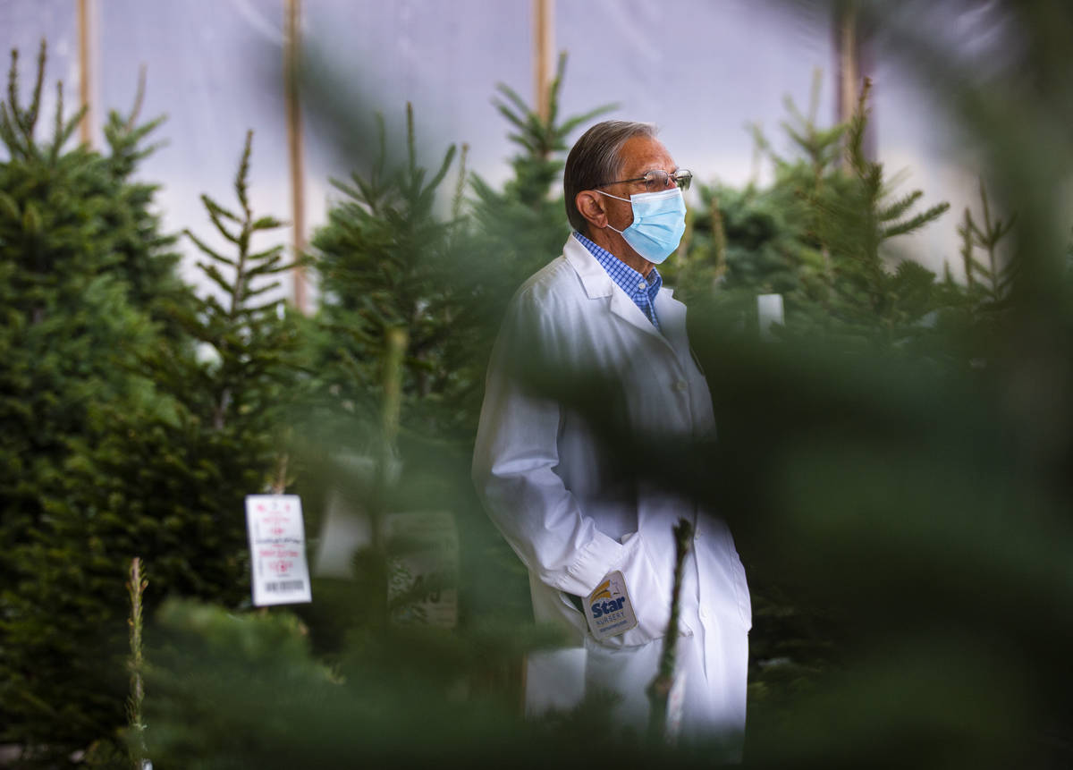 Paul Noe, experto en horticultura de Star Nursery, habla de los árboles de Navidad en Star Nur ...