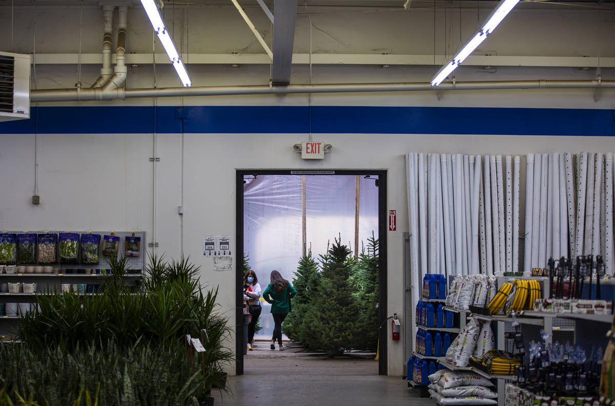 Lisa Chatham, izquierda, y su hija, Maddy Chatham, compran un árbol de Navidad en Star Nursery ...