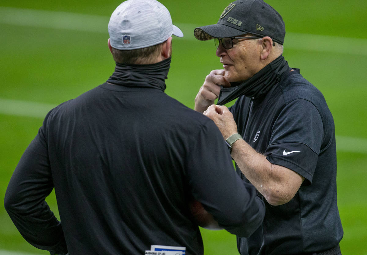 El entrenador de línea defensiva de los Raiders, Rod Marinelli, derecha, se ajusta el cubreboc ...