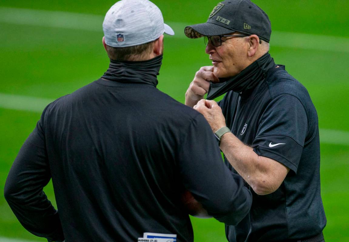 El entrenador de línea defensiva de los Raiders, Rod Marinelli, derecha, se ajusta el cubreboc ...
