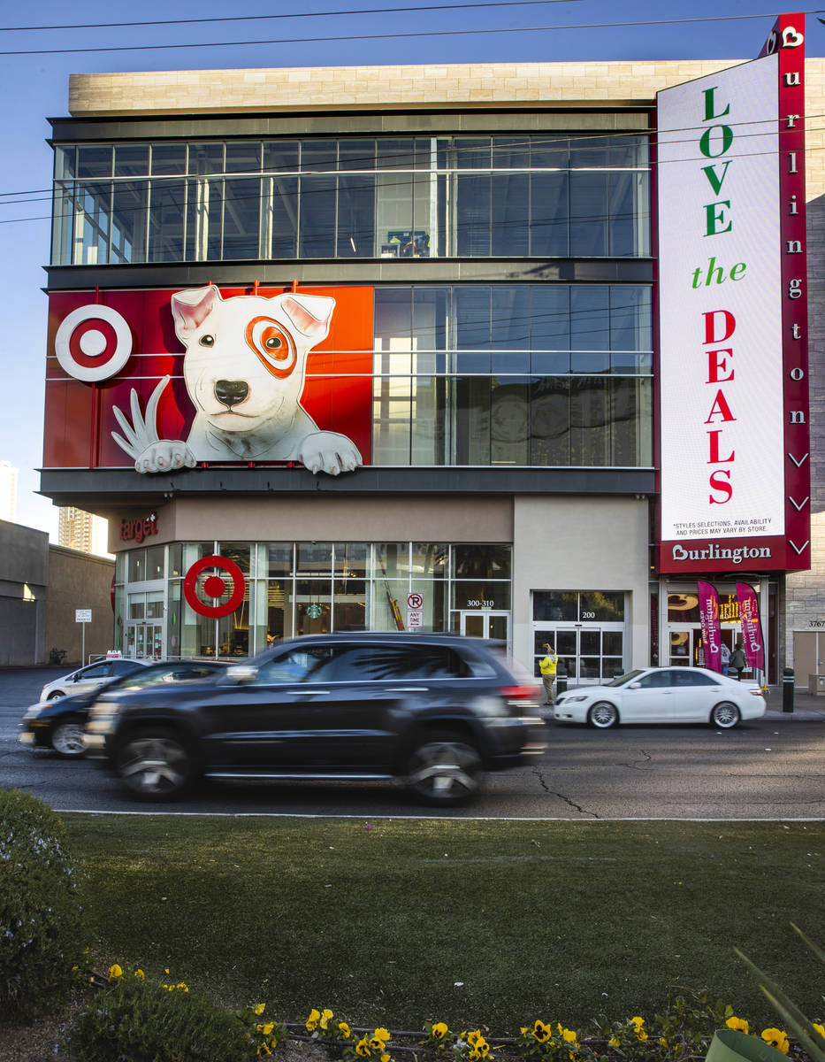 Olive Garden planea abrir un restaurante en el edificio del Showcase Mall donde Target y Burlin ...