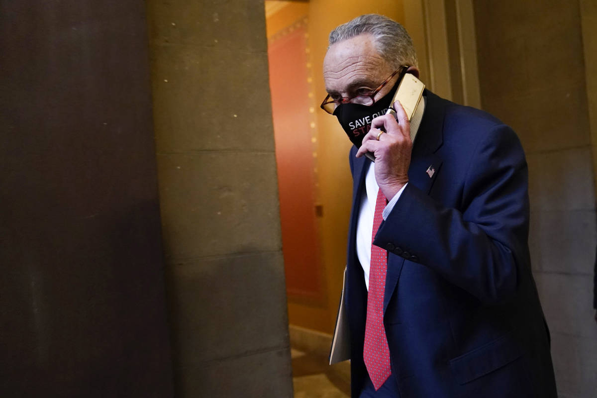 El líder de la minoría del Senado, el senador Chuck Schumer de N.Y., camina en el Capitolio d ...