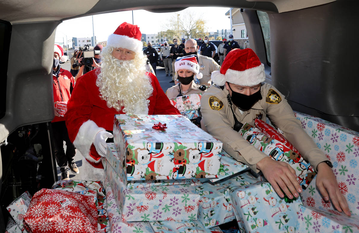 Oficiales de policía de Las Vegas, incluyendo a Mike Sian, a la derecha, A. Karas y Santa se p ...