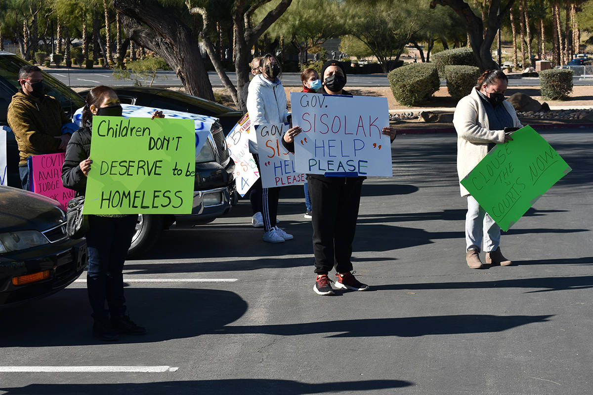 Con pancartas, decenas de personas le pidieron al gobernador Steve Sisolak poner un alto a los ...
