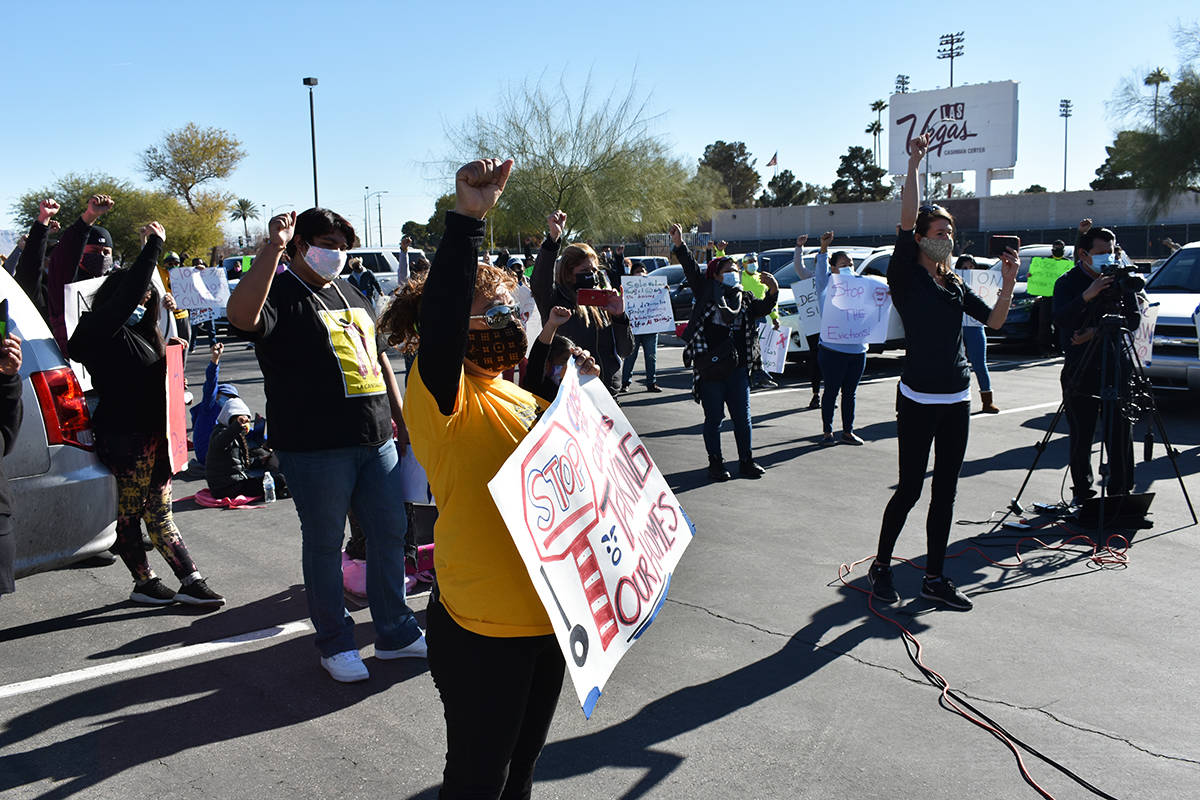 Con pancartas, decenas de personas le pidieron al gobernador Steve Sisolak poner un alto a los ...