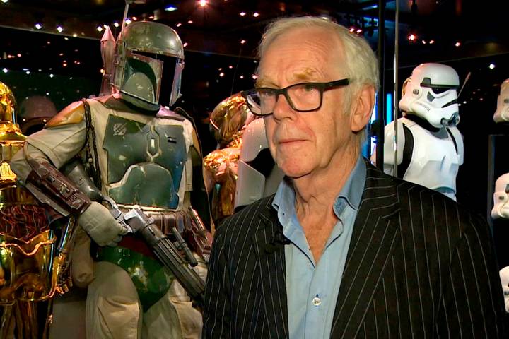 En esta foto de archivo del 26 de noviembre de 2017, Jeremy Bulloch habla frente al disfraz que ...