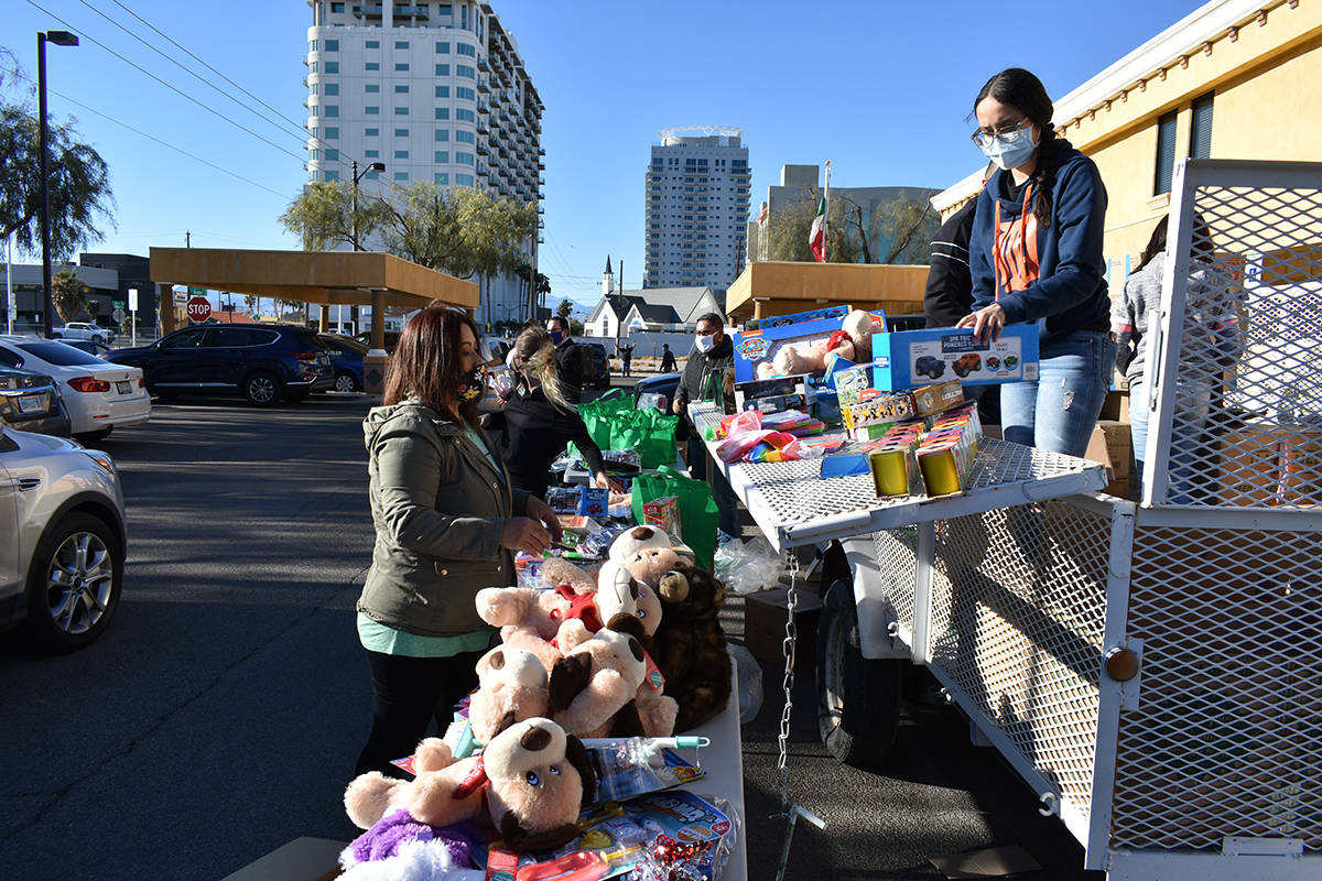Alrededor de 800 juguetes fueorn entregados a niños del sur de Nevada gracias al evento "Posad ...