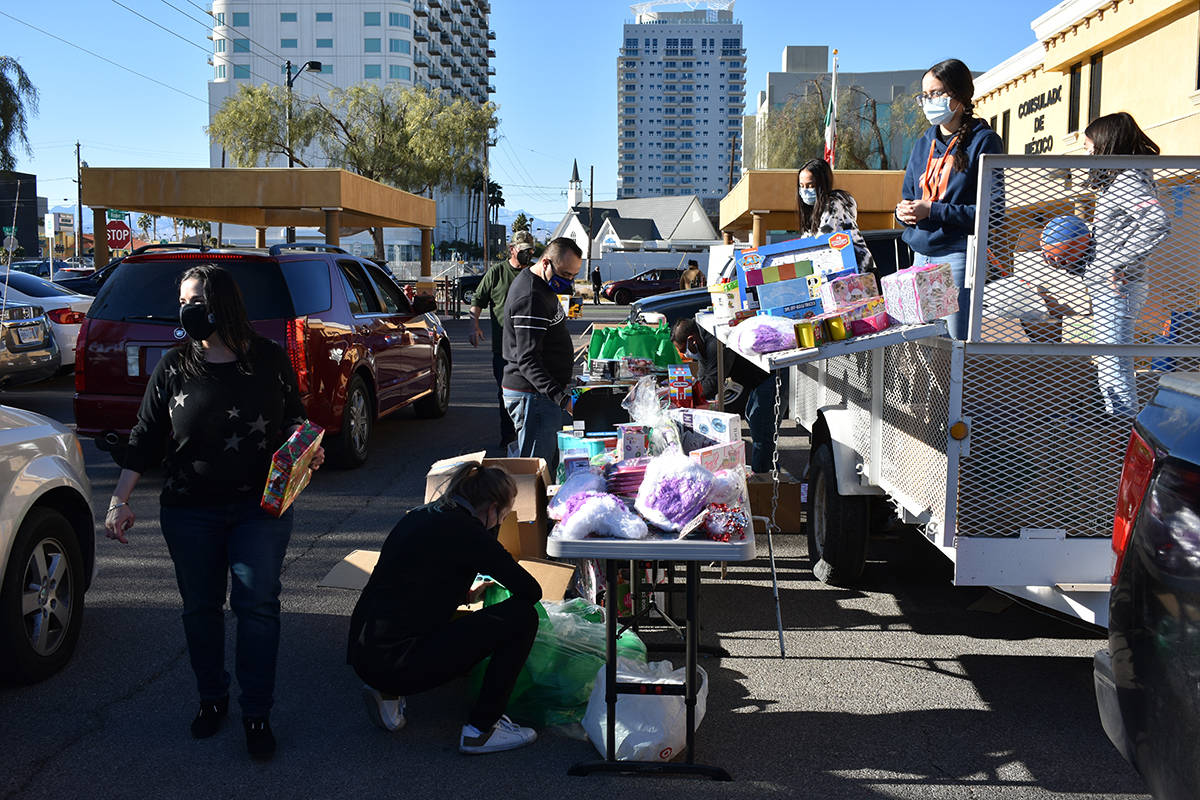 Alrededor de 800 juguetes fueorn entregados a niños del sur de Nevada gracias al evento "Posada sobre ruedas". Viernes 18 de diciembre de 2020 en el Consulado de México en Las Vegas. [Foto Anthony Avellaneda / El Tiempo]