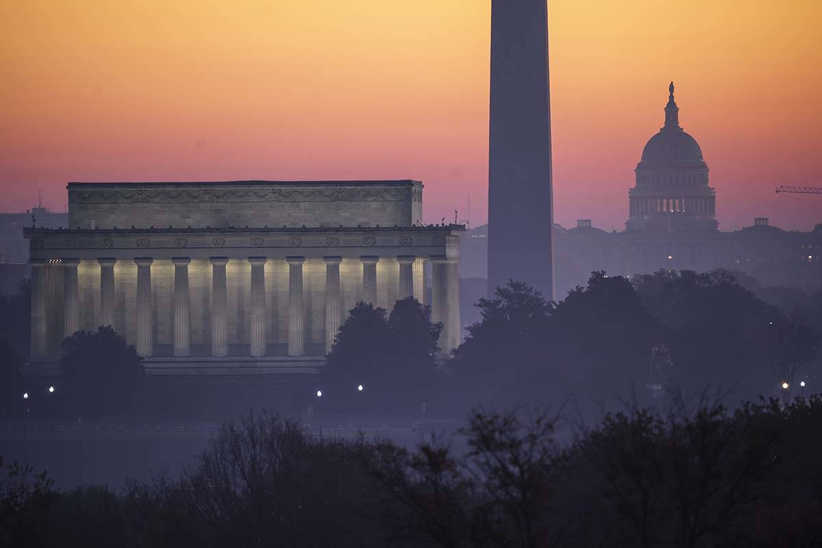 El horizonte de Washington al amanecer con, desde la izquierda, el Monumento a Lincoln, el Monu ...