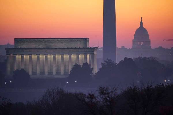 El horizonte de Washington al amanecer con, desde la izquierda, el Monumento a Lincoln, el Monu ...