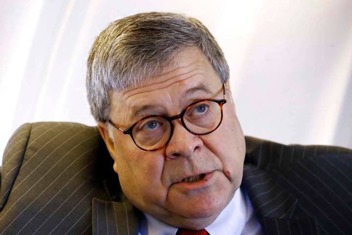 El fiscal general, William Barr, habla con un reportero de Associated Press a bordo de un avió ...