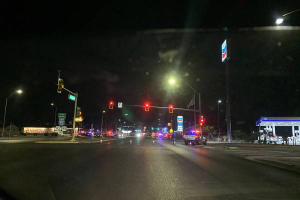 La policía de Las Vegas investiga un tiroteo el sábado, 19 de diciembre de 2020, en el centro ...