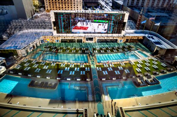 Vista de Stadium Swim desde arriba en una Suite Flex King en Circa el viernes, 18 de diciembre ...
