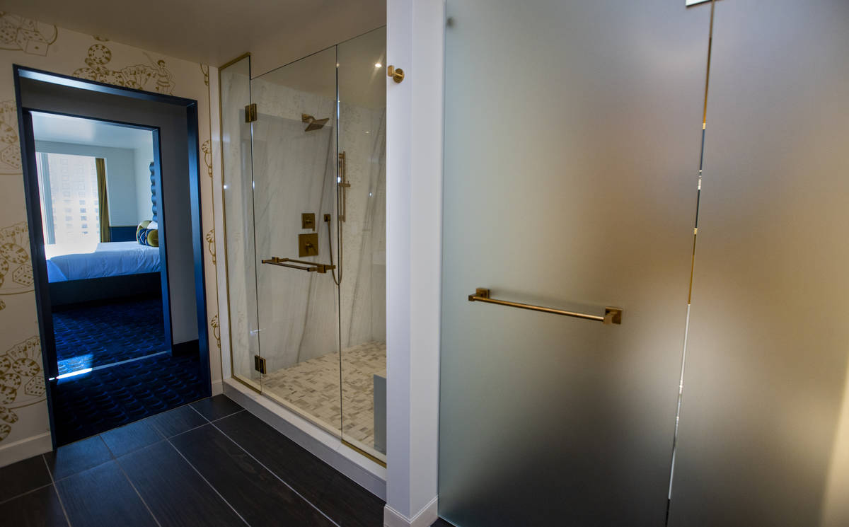 Un baño de vidrio esmerilado y una ducha como parte de los servicios de baño de la suite Circ ...