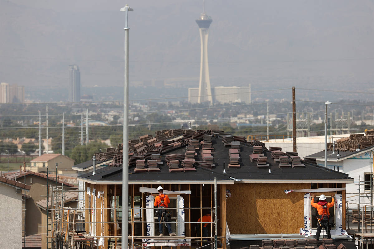 Trabajadores de la construcción construyen una casa cerca de Vegas Valley Drive y S. Hollywood ...