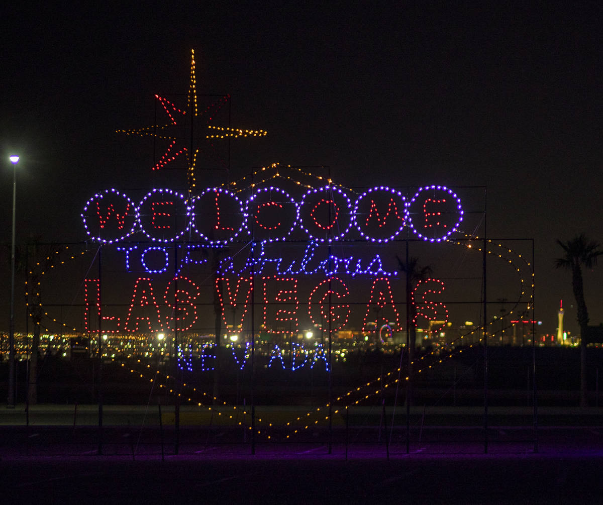 Una exhibición de luces del letrero "Fabulous Las Vegas" se ve durante un tour de Glittering L ...